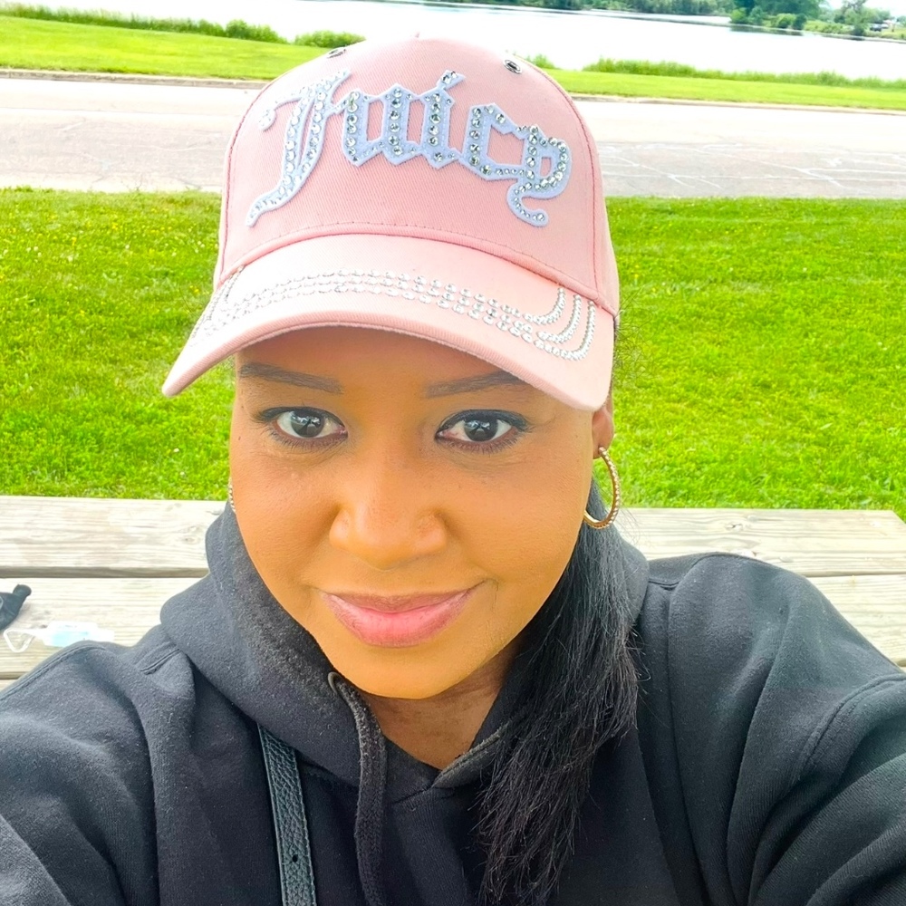 Meet your Posher, Taura